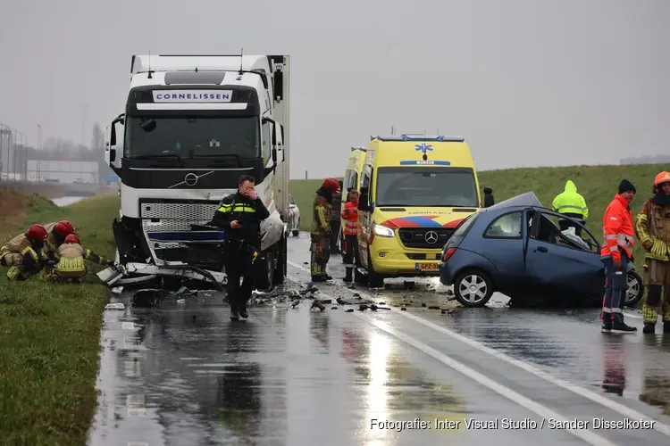 Dodelijk ongeluk bij frontale botsing tussen vrachtauto en auto