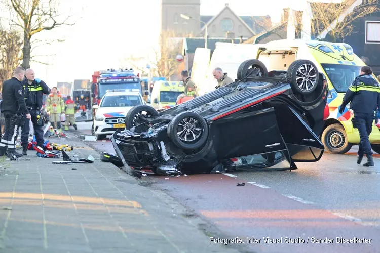 Automobilist overleden na crash aan Dorpsstraat in Assendelft