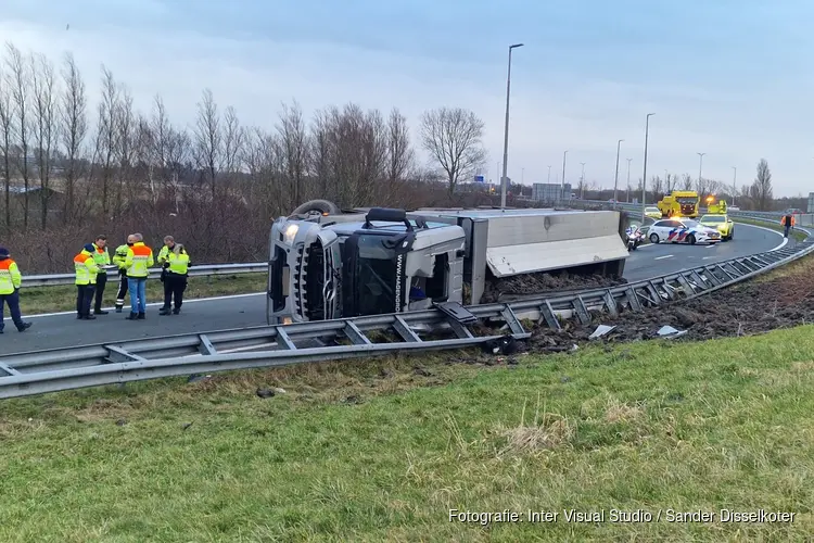 Vrachtwagen gekanteld op de afrit van de A8 bij Westzaan