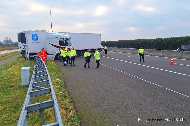 Vrachtwagen schaart op A7 in Zaandam