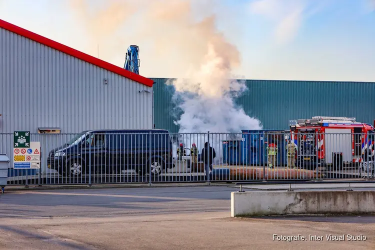 Sloopauto in brand aan Rijshoutweg in Zaandam