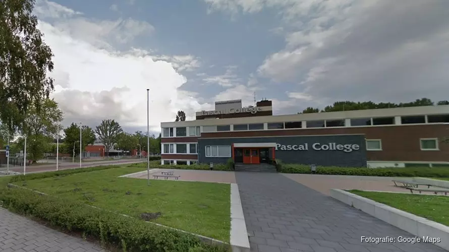Grote vechtpartij bij school Zaandam: tienermeisjes vallen agenten aan