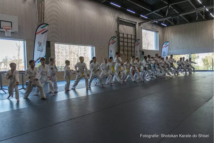 Karate Demonstratie tijdens opening Crommenije