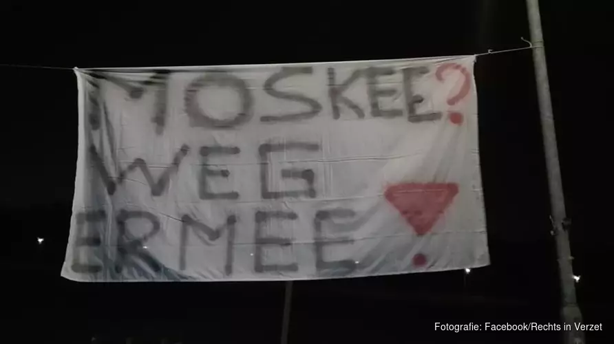 Actiegroep plaatst spandoeken tegen moskee in Assendelft