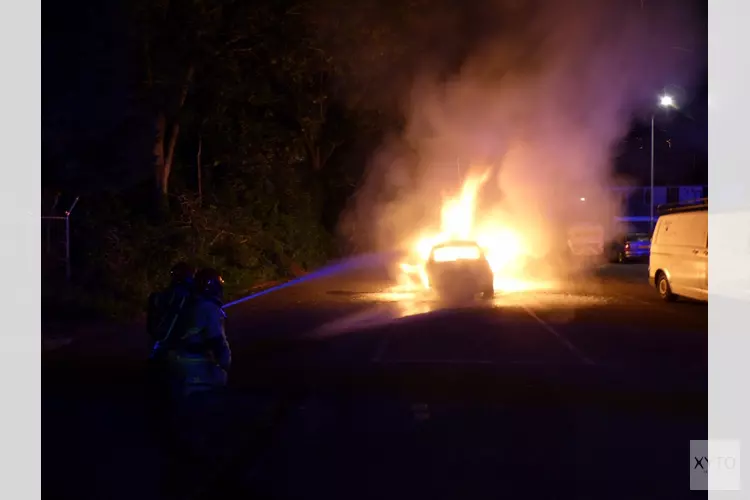 Auto brand volledig uit nabij station Wormerveer