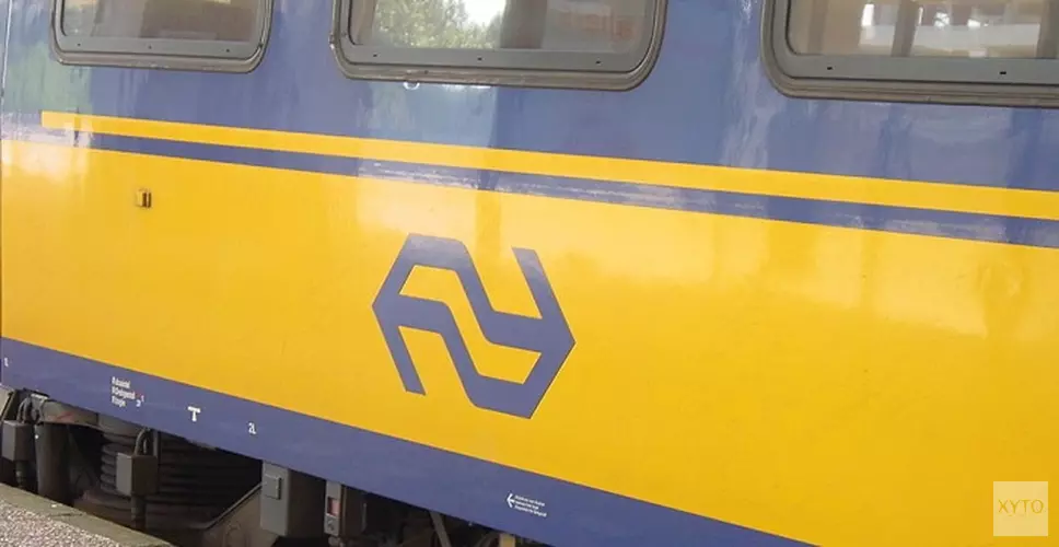 Steen door ruit van trein tussen Purmerend en Zaandam