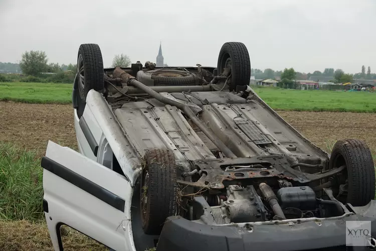 Bestelwagen slaat over de kop in Assendelft