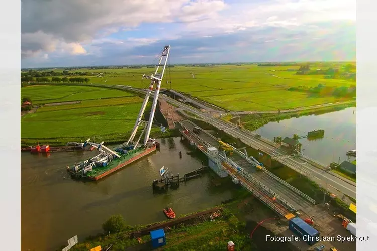 Nachtafsluiting bij Beatrixbrug (N246) in Westknollendam