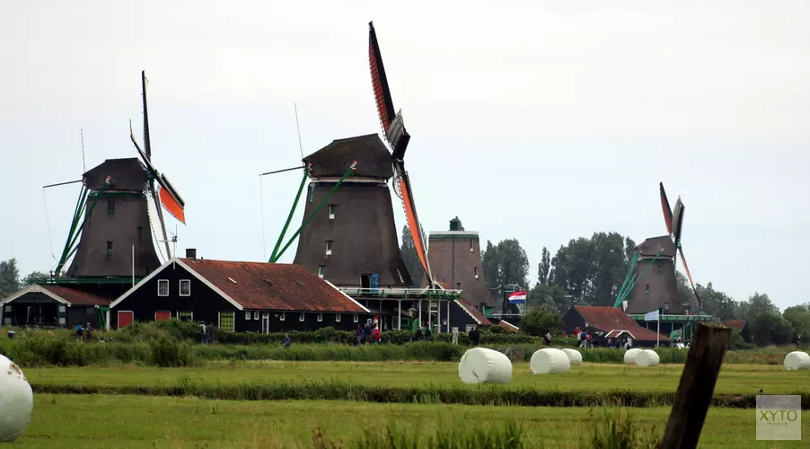 Prof.mr. Pieter van Vollenhoven opent molenschuur en herbouwde molen De Paauw