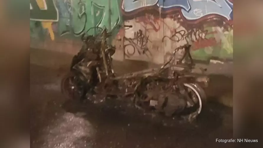 Weer voertuigbrand in Zaandam: motorscooter brandt af in fietstunnel