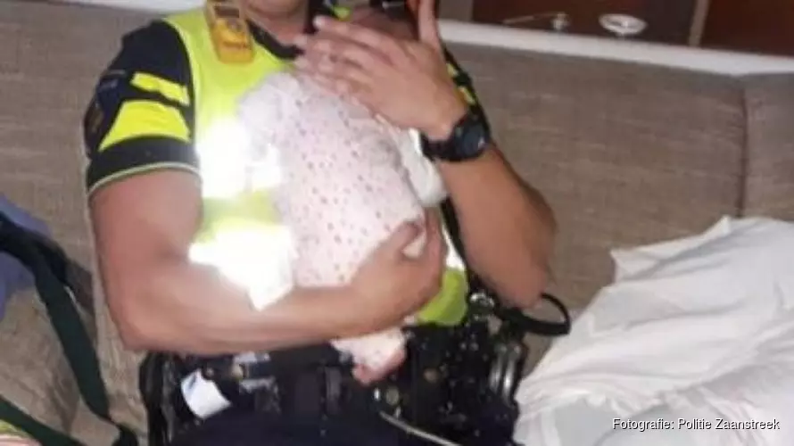 Politie voedt en verzorgt baby in &#39;stinkende&#39; woning in Zaandam