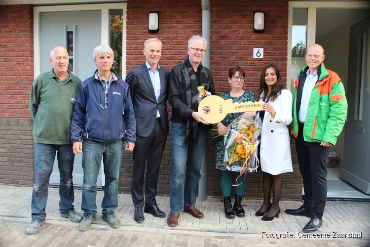 Wethouder Mutluer overhandigt eerste sleutel nieuwbouwproject Thuis aan de Zaan