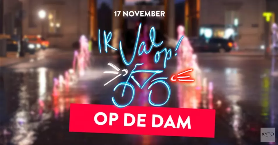 Fietsen door de fel verlichte fietsfuik bij de Dam; aandacht voor verkeersveiligheid tijdens de Ik val op! campagne